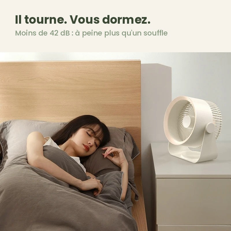 Femme endormie à côté du ventilateur portable silencieux Glacio™ sur sa table de nuit