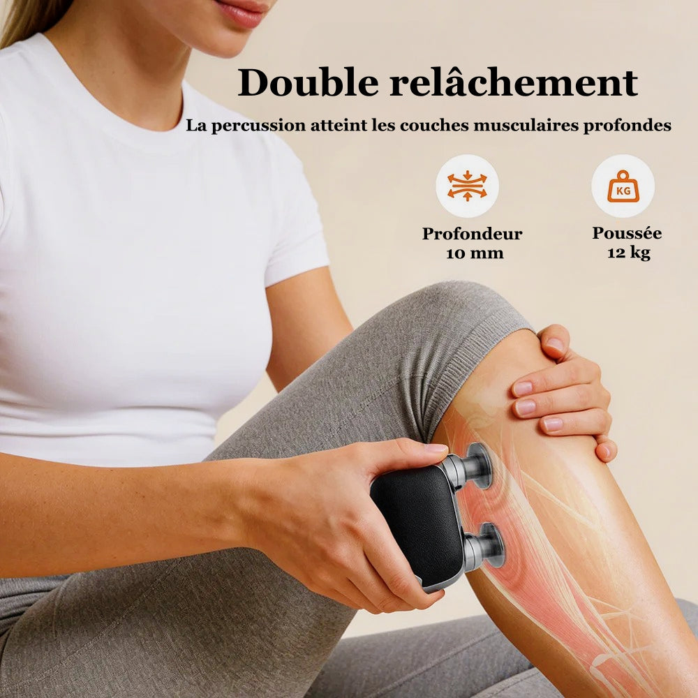 Femme massant son mollet avec le pistolet de massage Myora™, 10 mm de profondeur d'impact