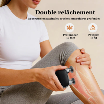 Femme massant son mollet avec le pistolet de massage Myora™, 10 mm de profondeur d'impact