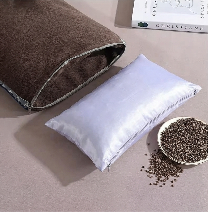 Ouverture de la housse de l'oreiller cervical sarrasin pour ajuster le garnissage