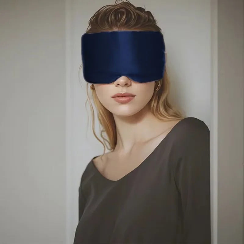 Masque de sommeil en soie porté la nuit