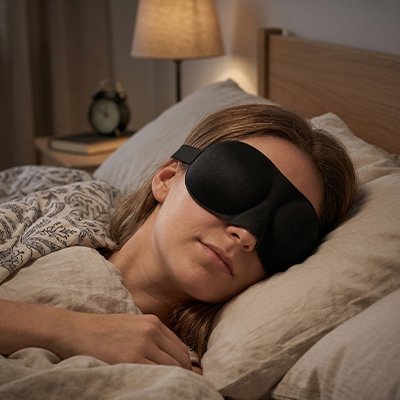 Masque de sommeil  noir femme dort  