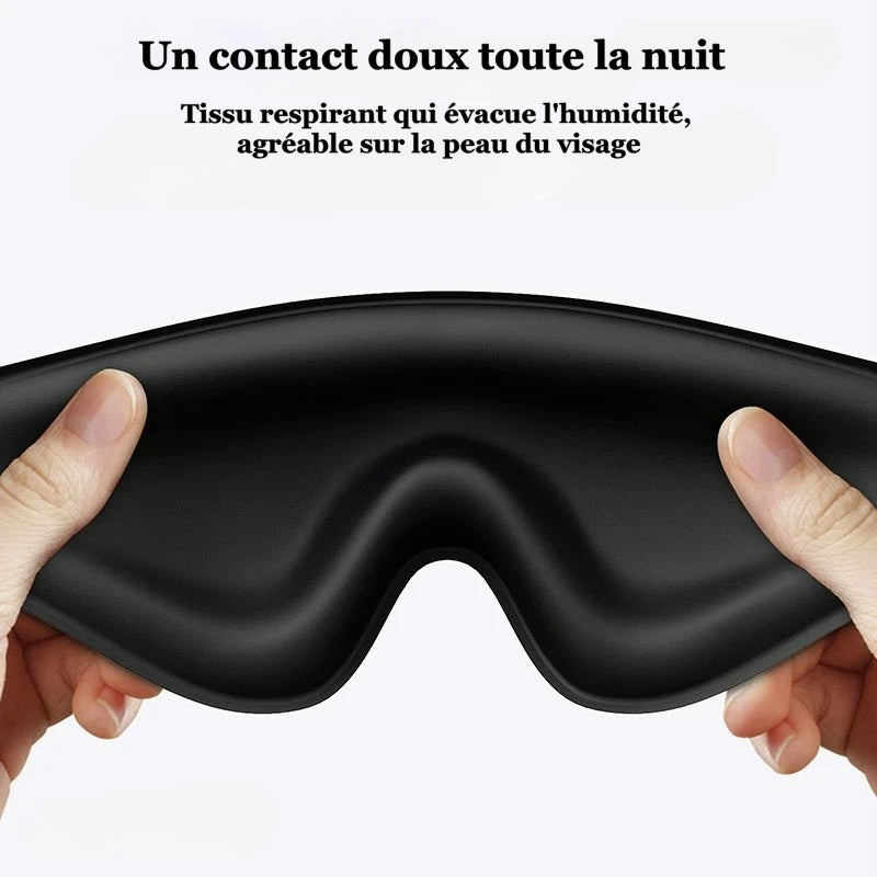 Tissu doux et respirant du masque de sommeil 3D tenu entre deux mains